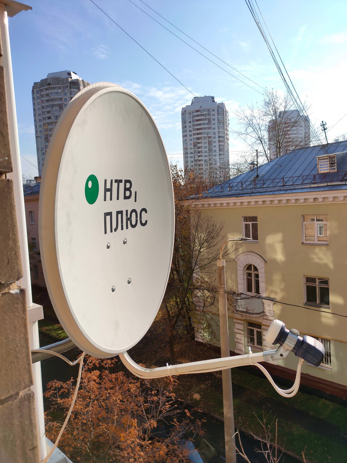 спутниковая тарелка нтв плюс, спутниковая тарелка триколор нтв плюс, антенна спутниковая, нтв плюс спутниковое тв, спутниковое тв