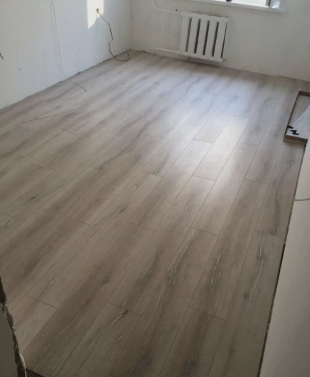 ламинат укладка, укладка ламината по диагонали, ламинат в комнате, укладка ламината с фаской, ламинат