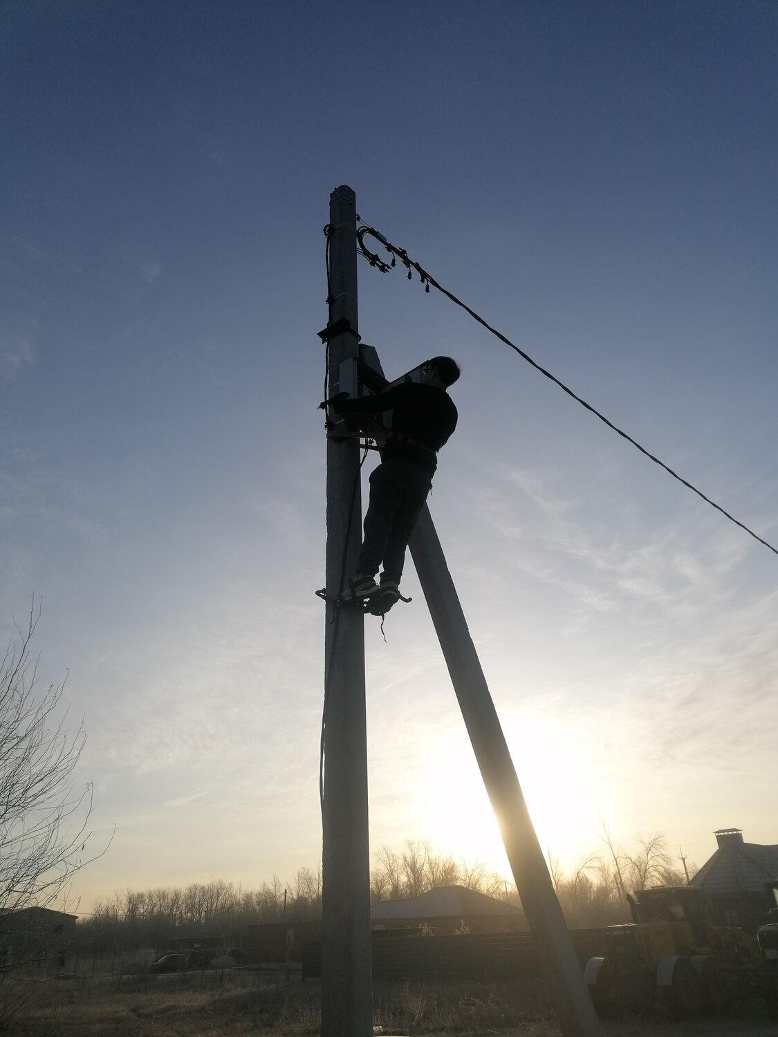 электрик на столбе, монтаж сип, электрик, опора лэп, услуга электрика