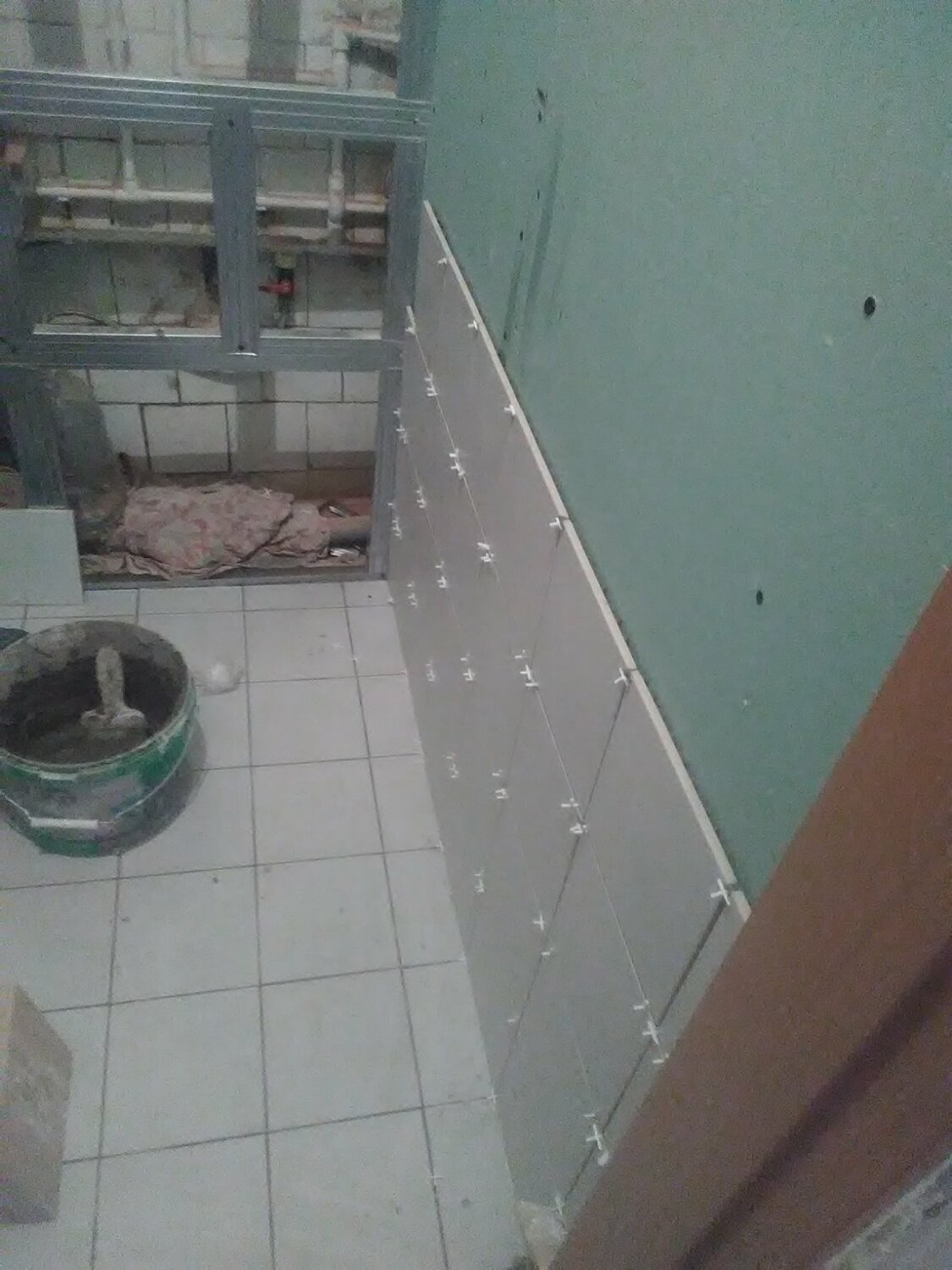 санузел, уменьшение туалета, туалет, укладка кафеля в ванных туалетах, зашивка труб гипсокартоном