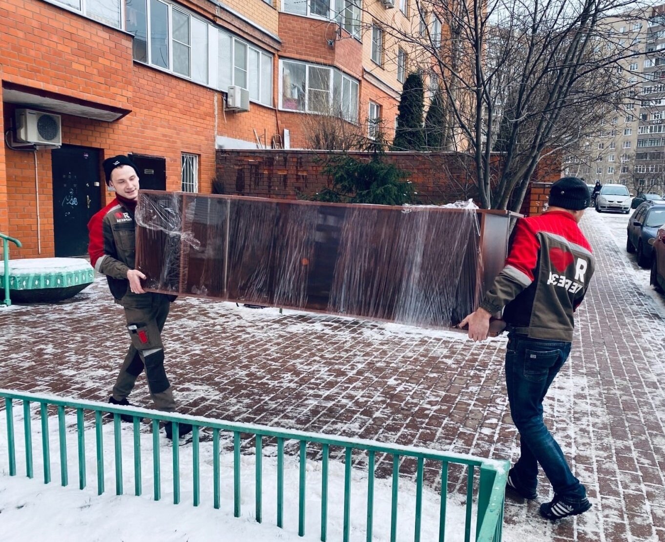 во дворе, человек, на улицах, снега, техника