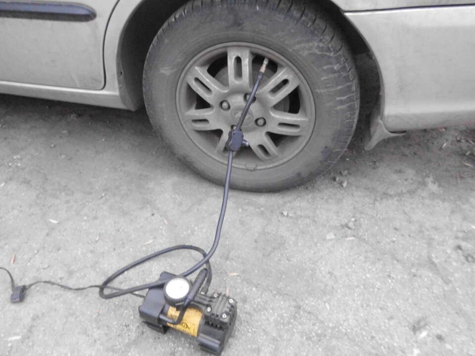 хендай акцент подкачка калес, автомобиль, накачиваем колесо авто насосом, авто, подкачка колес ваз