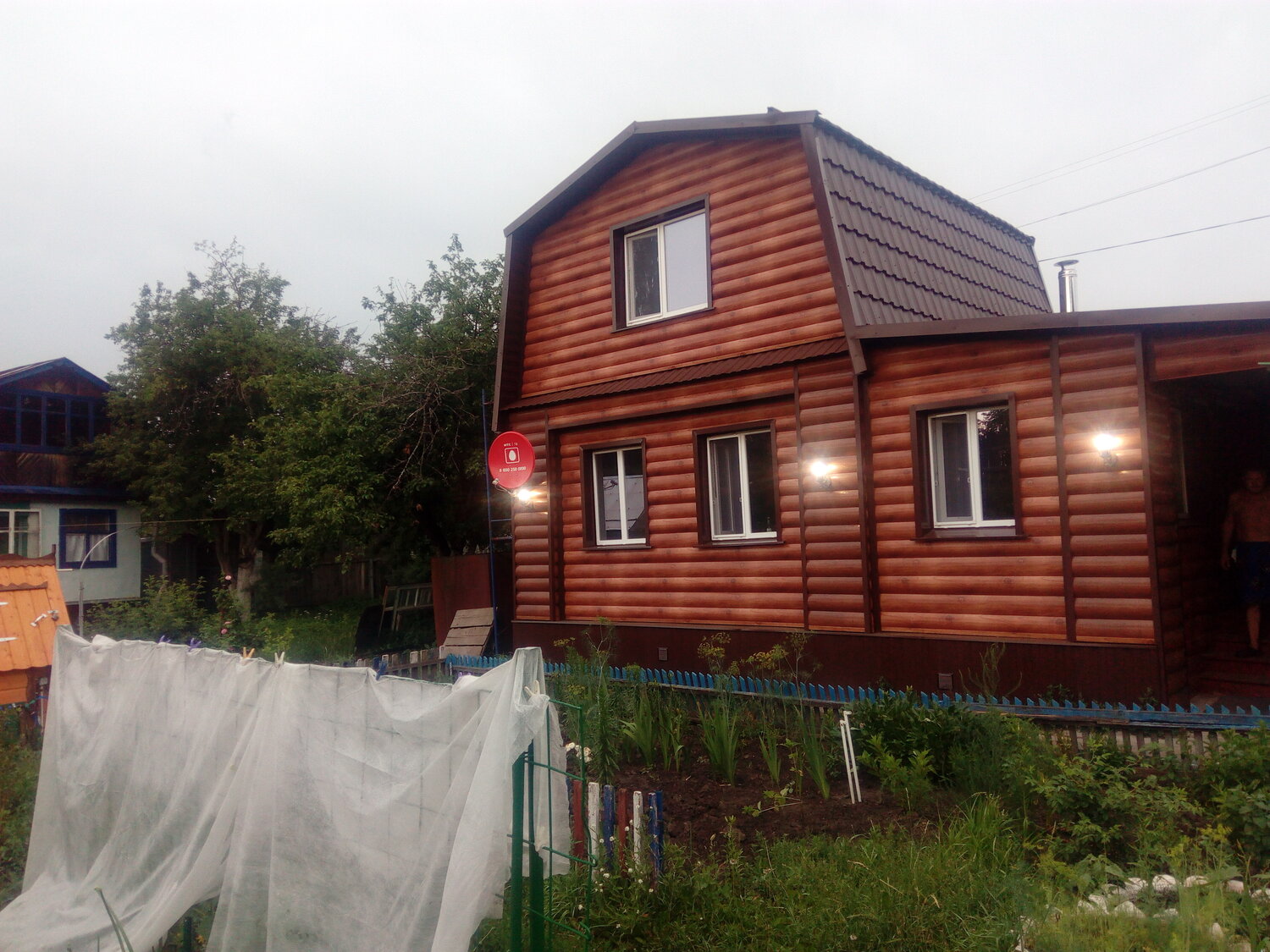 дом обшит металлосайдингом блок хаус, дача дом, дачный дом, дома с мансардой сайдингом под бревно, металлический сайдинг блок хаус