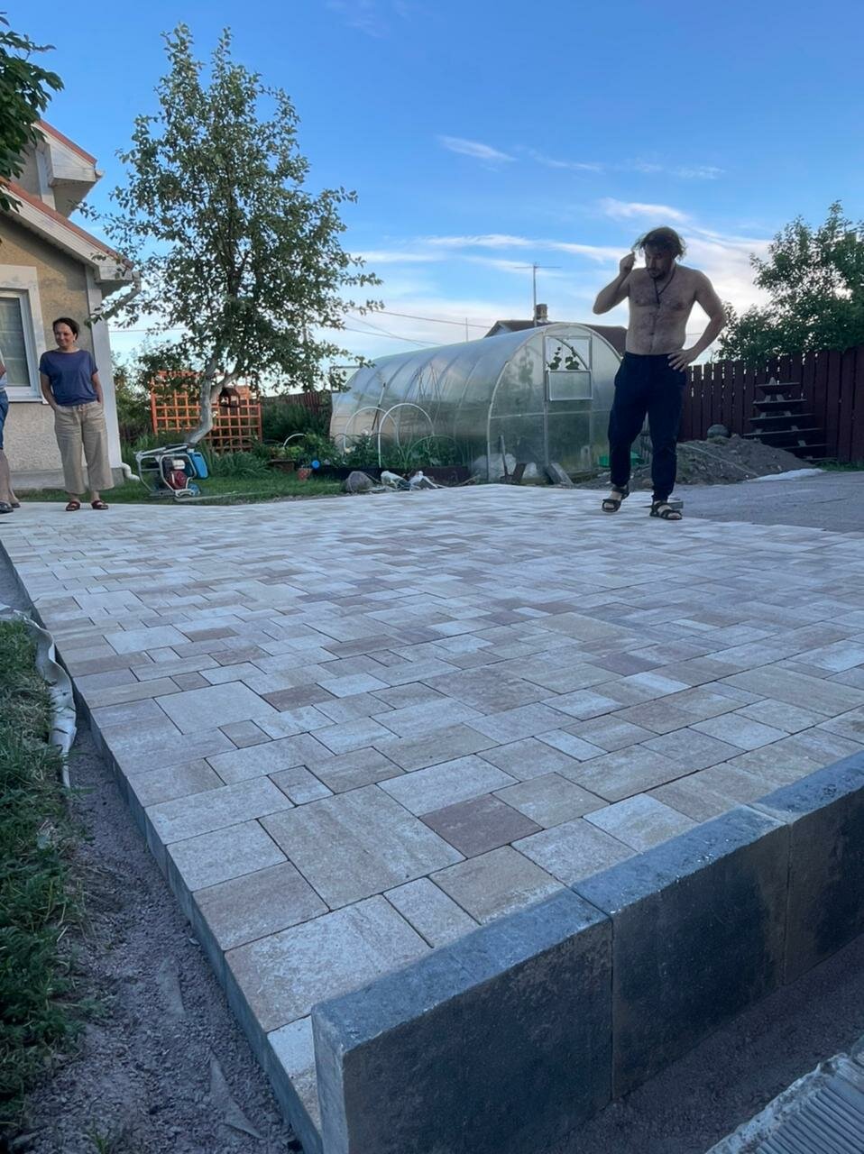 тротуарная плитка, перекрытие гаража мягкой кровлей, тротуарная плитка на крыльцо, брусчатка, парк дружбы народов