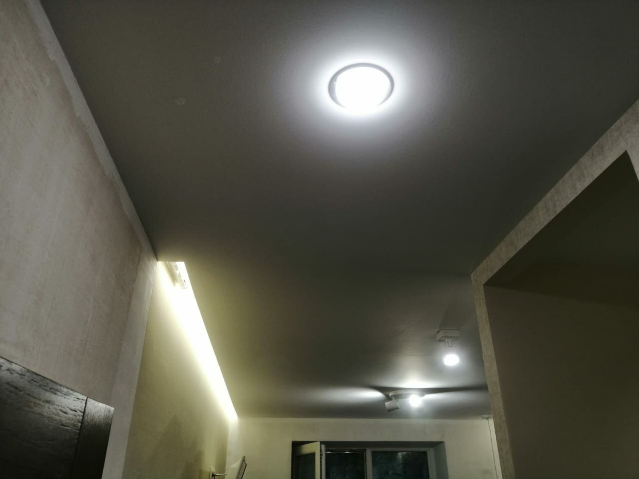 потолок, потолок в коридоре, натяжной потолок с 8 лампочками, люстра, одноуровневый потолок в прихожей