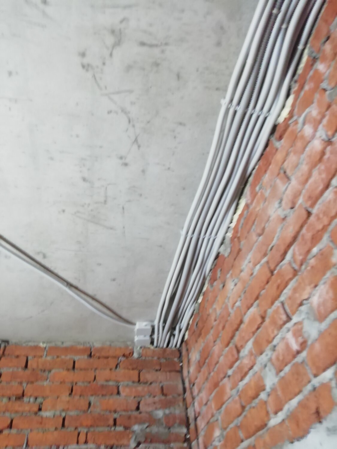 прокладка электропроводки в кирпичном доме, электромонтажные работы, электромонтаж, прокладка электропроводки по потолку, электрика по потолку в новостройке