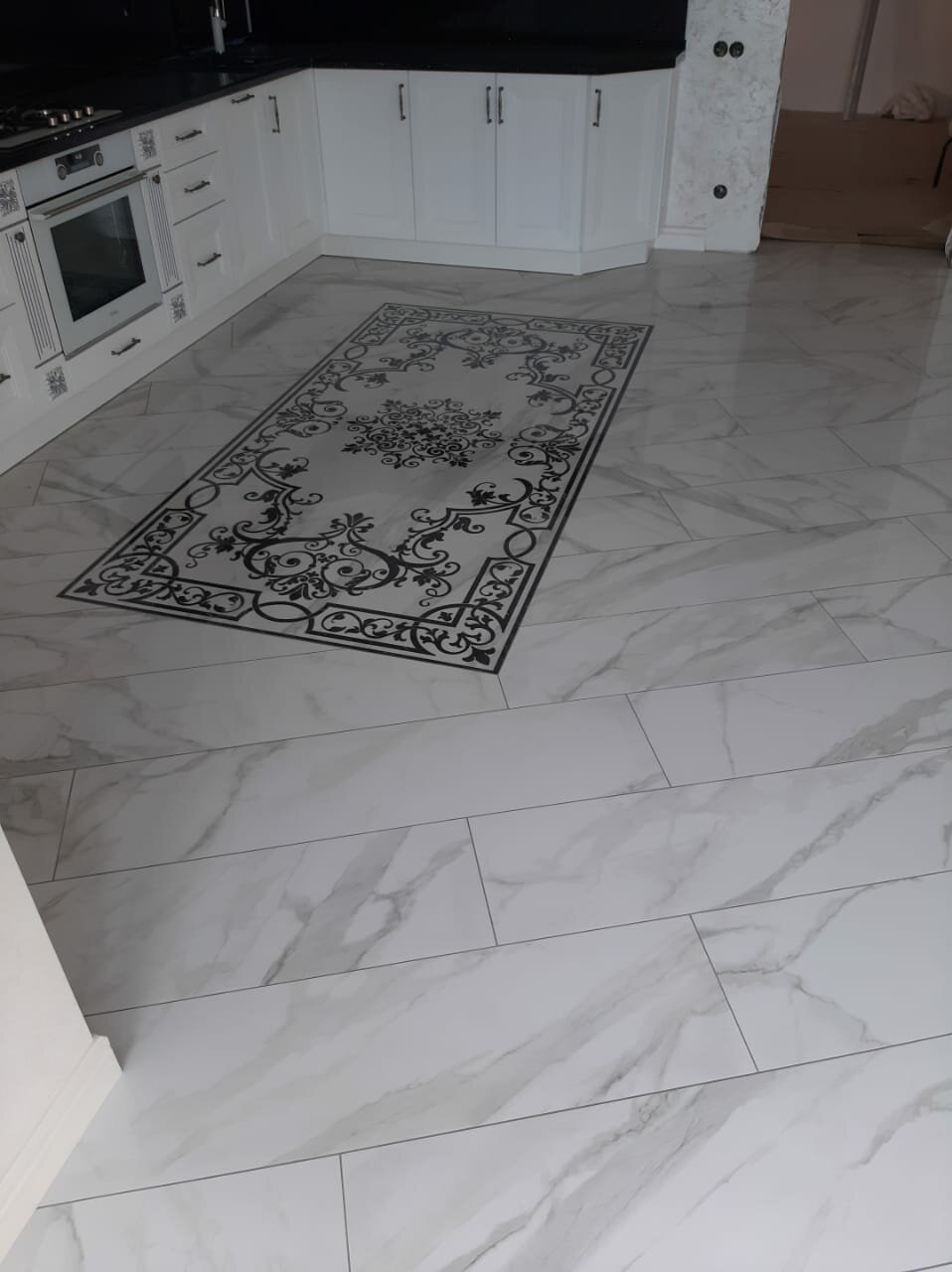 узор из плитки на полу кухни, плитка напольная каррара 50*50, напольная плитка, мраморный пол грозный, мраморный пол на кухне