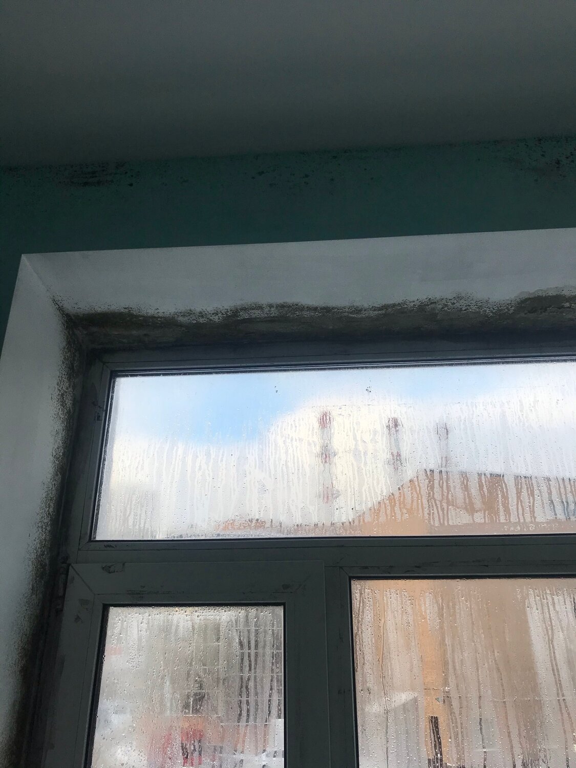 окно, окно стеклопакет, грязное окно, окно черное, откос окна
