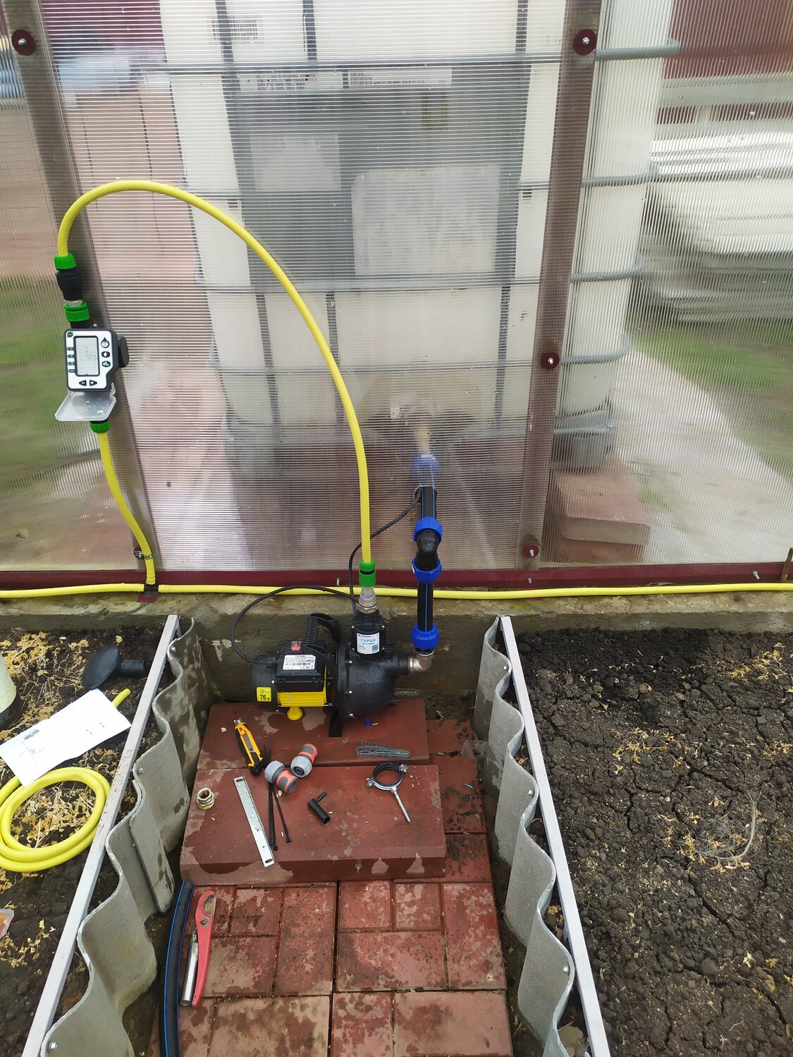 автоматизированной система капельного полива теплицы, автоматика для теплиц, капельный полив для теплицы, автоматическое проветривание теплицы из бутылок, теплица весной