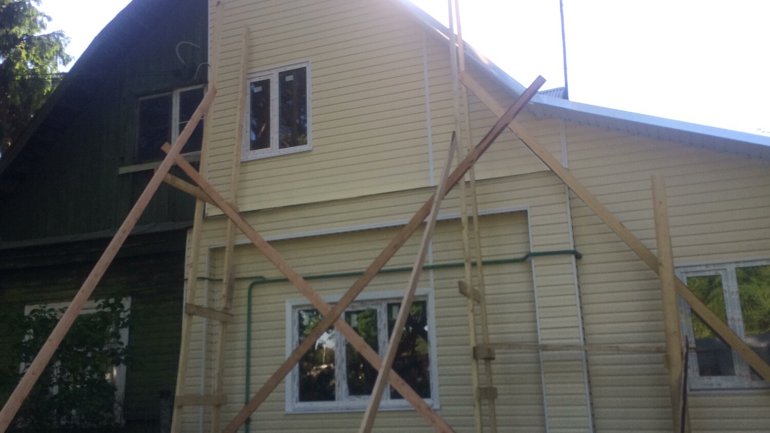 леса для сайдинга, леса для обшивки фронтона, сайдинг монтаж, дом сайдинг, загородный дом