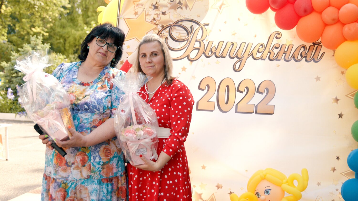 выписка из роддома, выписка из роддома 2020, встреча из роддома, девушка, летняя выписка