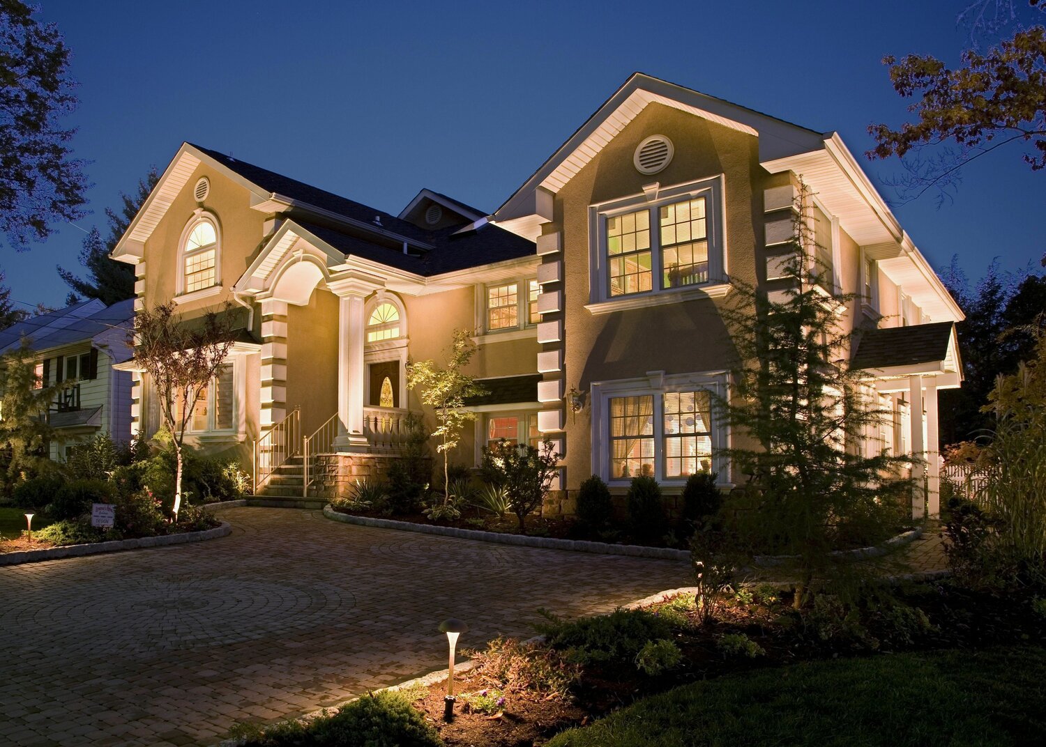 Фотографии работы: Фасадная подсветка загородного дома