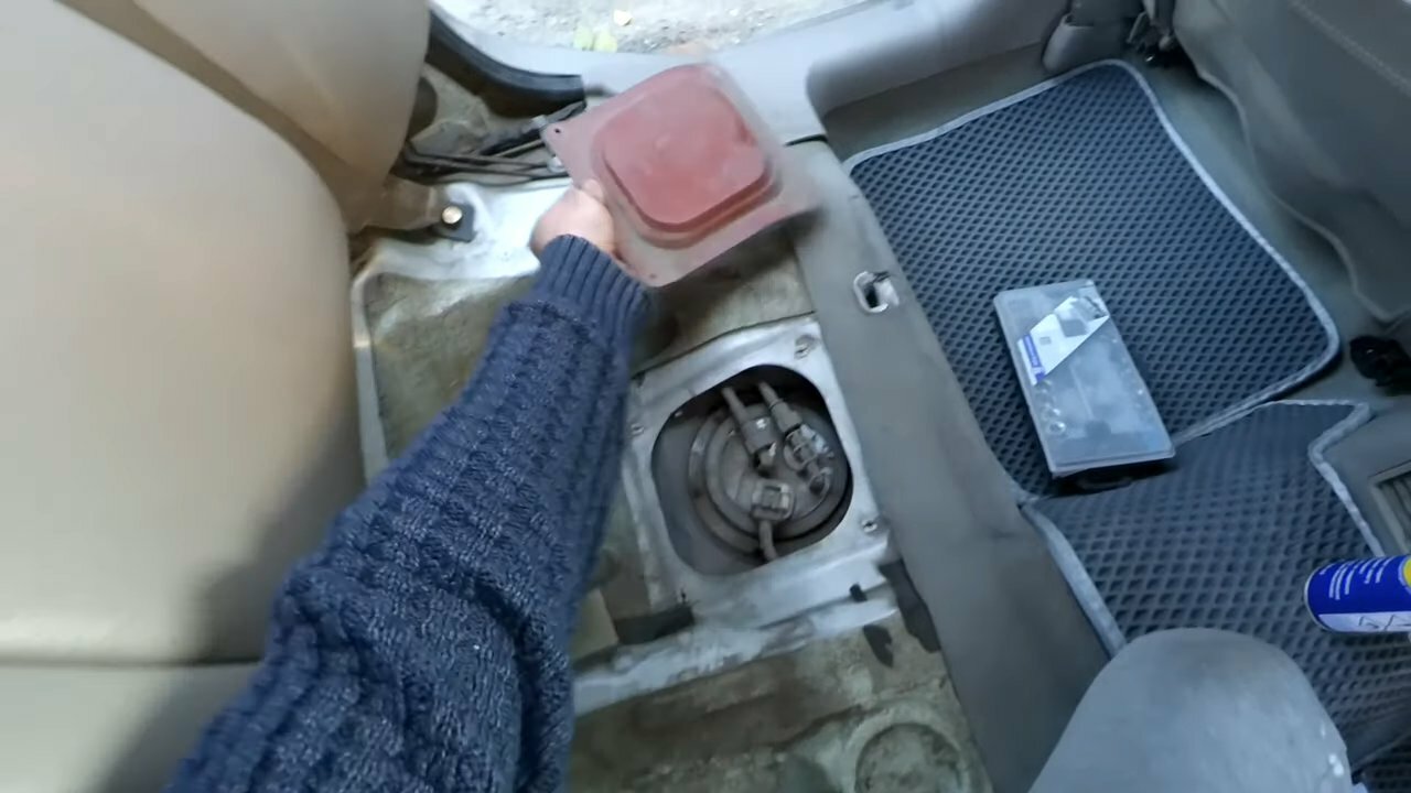 бензонасос приора 2008, рено 19 1998 год бензонасос, мазда 2 лючок бензонасоса, тойота lc100 окно топливного насоса под сиденьем, топливный фильтр тойота эмина.