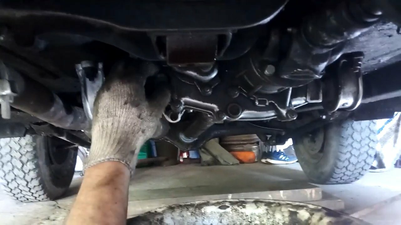 сайлентблок заднего редуктора ниссан х-трейл т31, hyundai accent на подъемнике, антикор тойота прадо 150, bmw 5 f10 замена раздатки, сливная пробка forester sj 2.0
