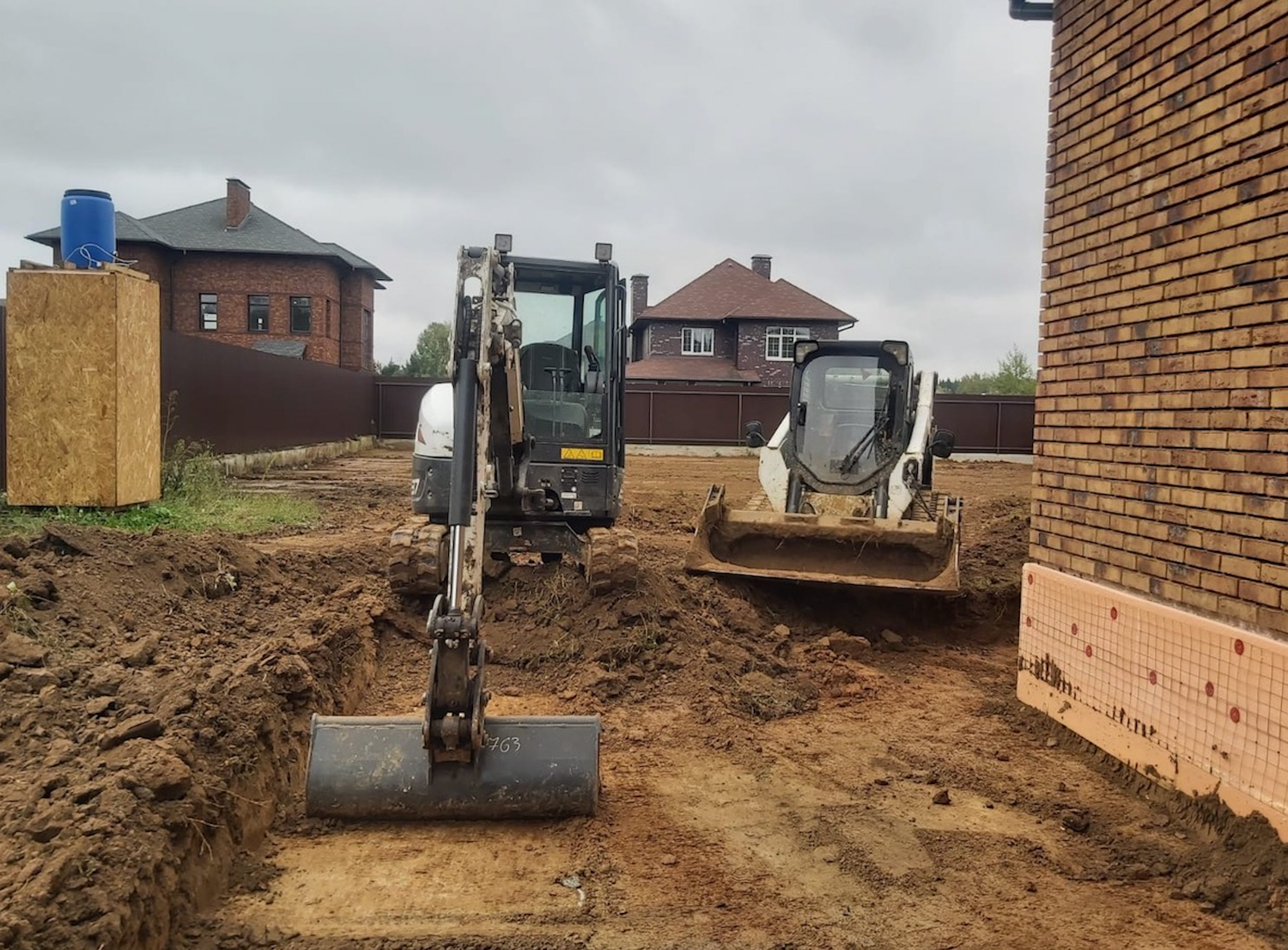 выравнивание участка, мини экскаватор, мини-экскаватор bobcat e19, подсыпка участка, копка траншей