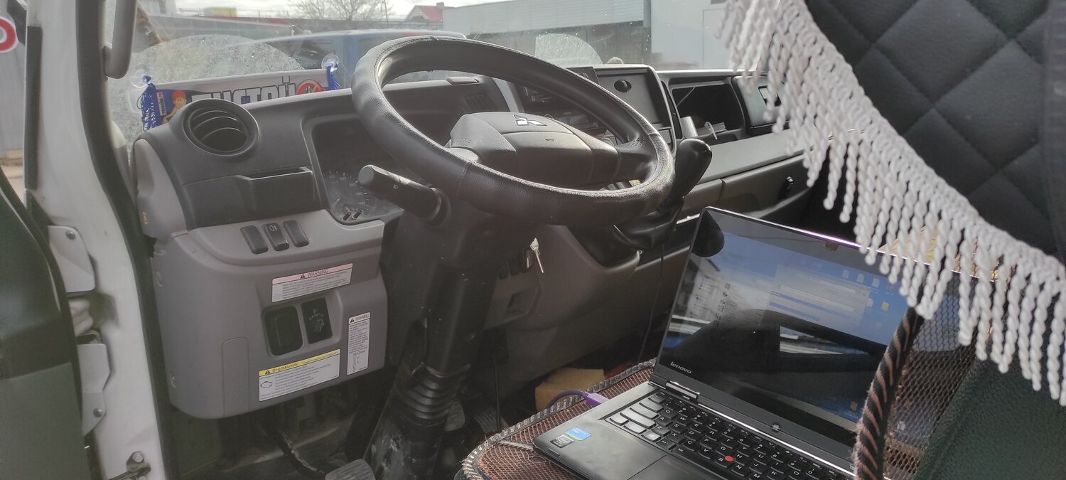 кабина mitsubishi fuso 2011 год, автомобиль, кабина исудзу эльф 2020, исудзу эльф, mitsubishi fuso tf салон