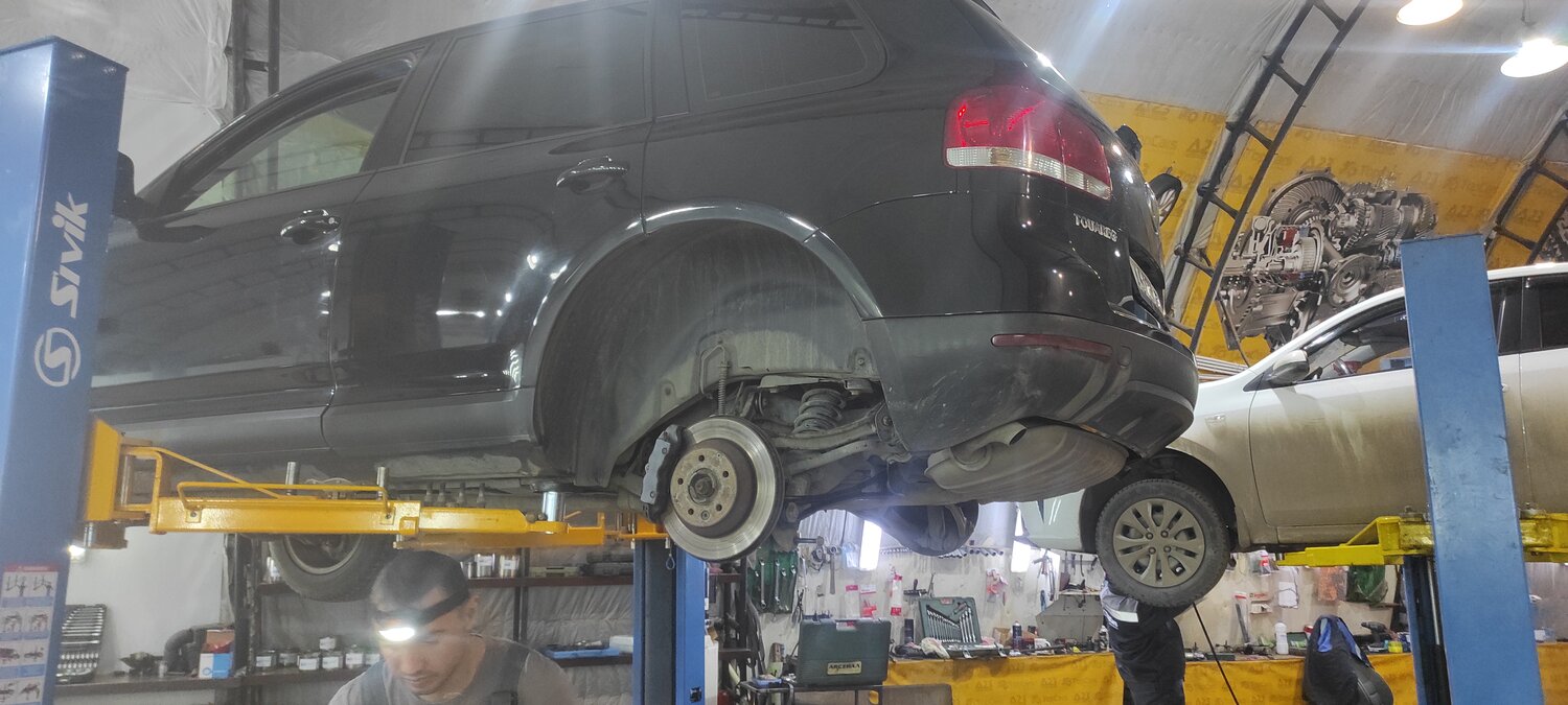 touareg 2008 на подъемнике, volkswagen touareg, туарег на подъемнике, фольксваген туарег 1 пневмо, volkswagen touareg 3