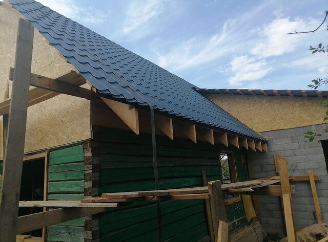 ломаная крыша металлочерепица, кривая крыша из металлочерепицы, кровля, фронтон крыши, покрытие крыши