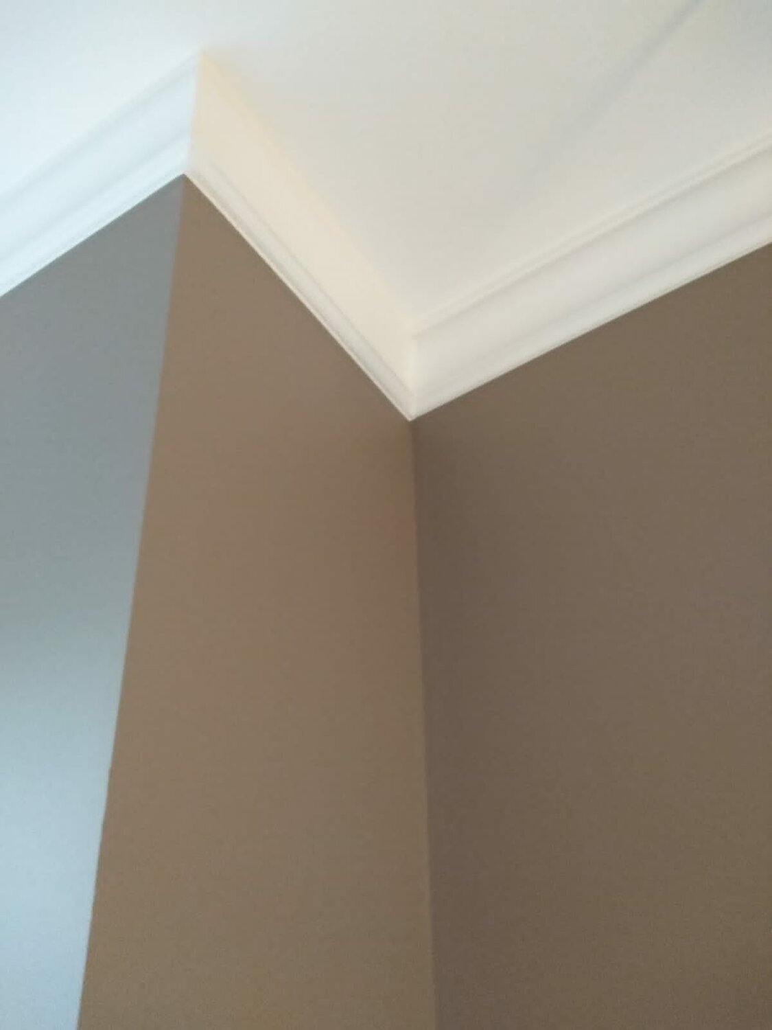 плинтуса потолочные, потолочный плинтус для натяжных, потолочный плинтус из полиуретана, плинтус потолочный полиуретановый, плинтус потолочный бежевый