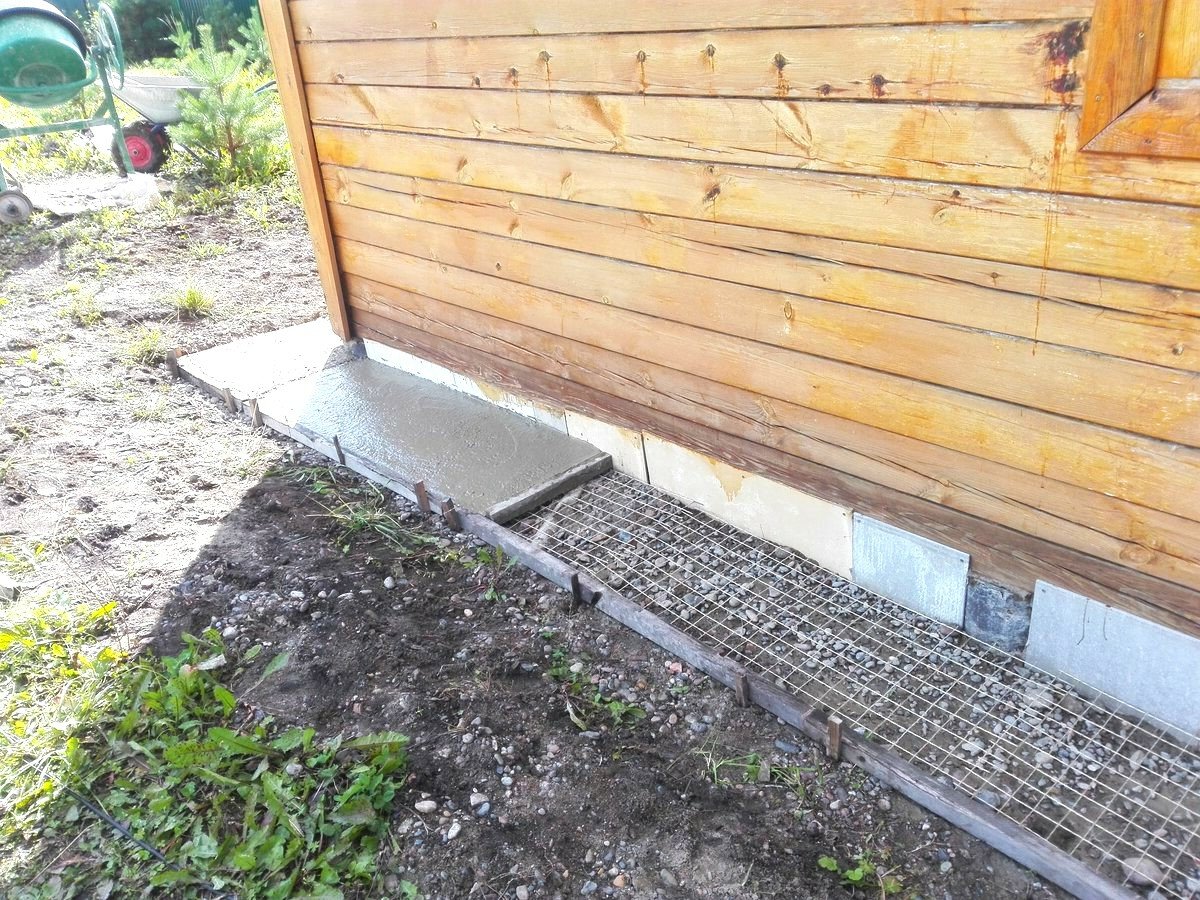 отмостка, отмостка дома, отмостка вокруг дома, отмостка на неровном участке, направляющие для отмостки