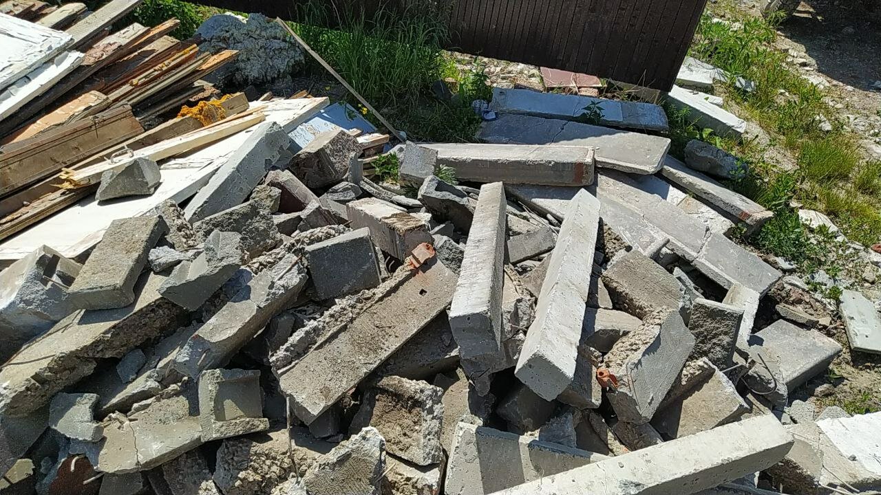 гранитные отходы, бетонные блоки, бетонные развалины, отходы гранита, строительные отходы