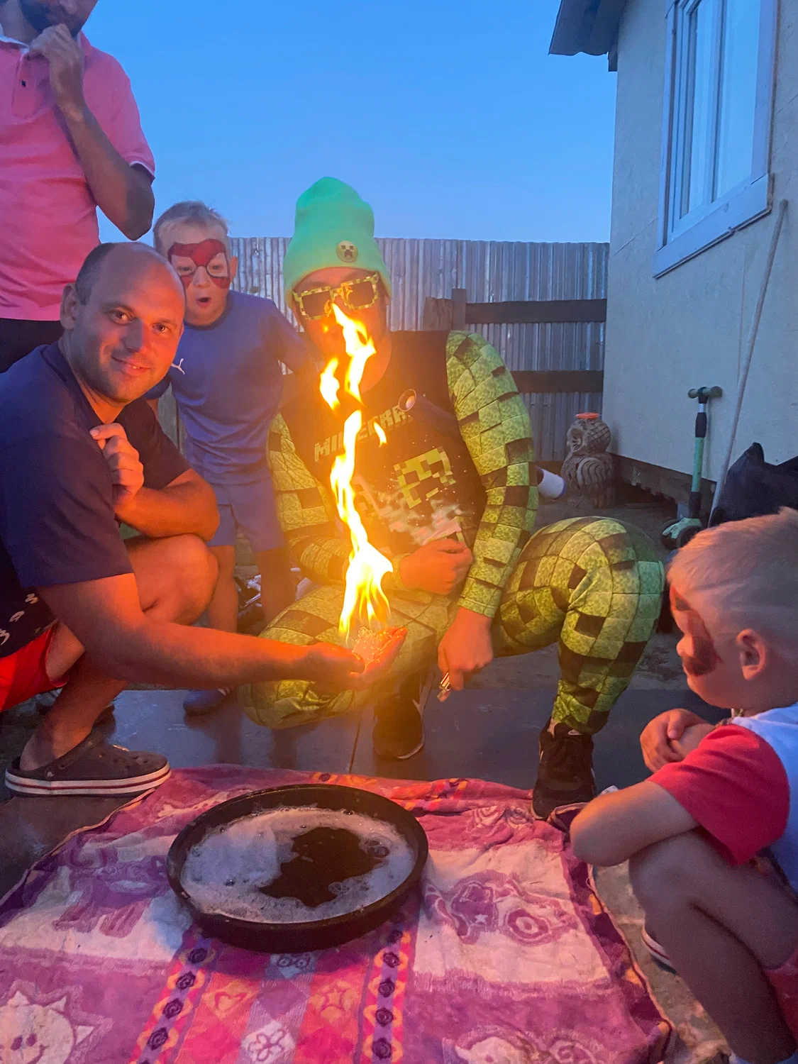 человек, предметы на столе, фотографии друзей, друзья, fire