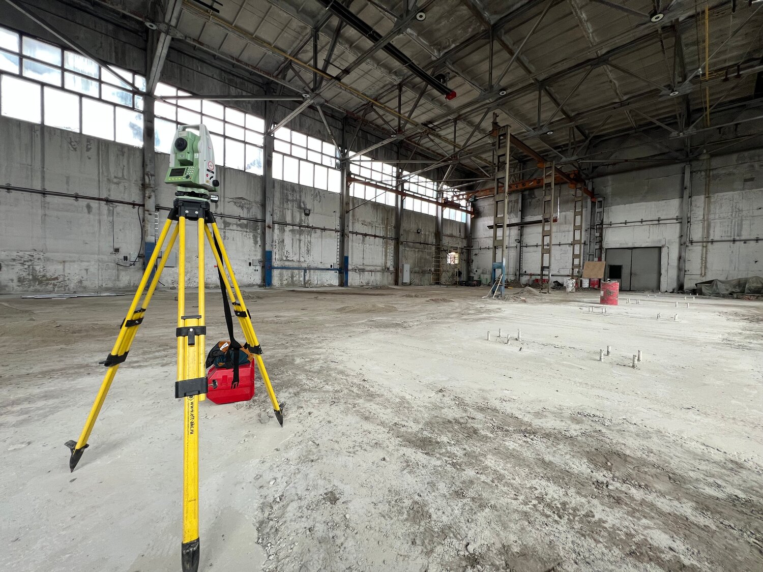 геодезия в строительстве, лазерный нивелир, геодезическое оборудование, геодезист на стройке, геодезические работы