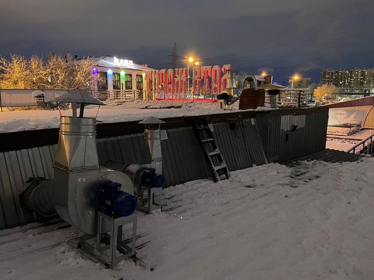 ледовый городок, северный город, снег в челябинске, набережная реки, здание