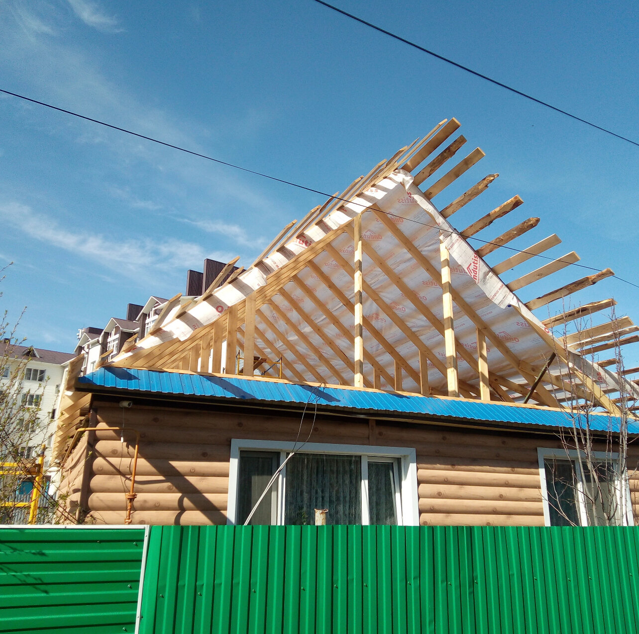 фронтон крыши из профнастила, фронтон крыши из шифера, фронтон крыши, кровля крыши, монтаж кровли