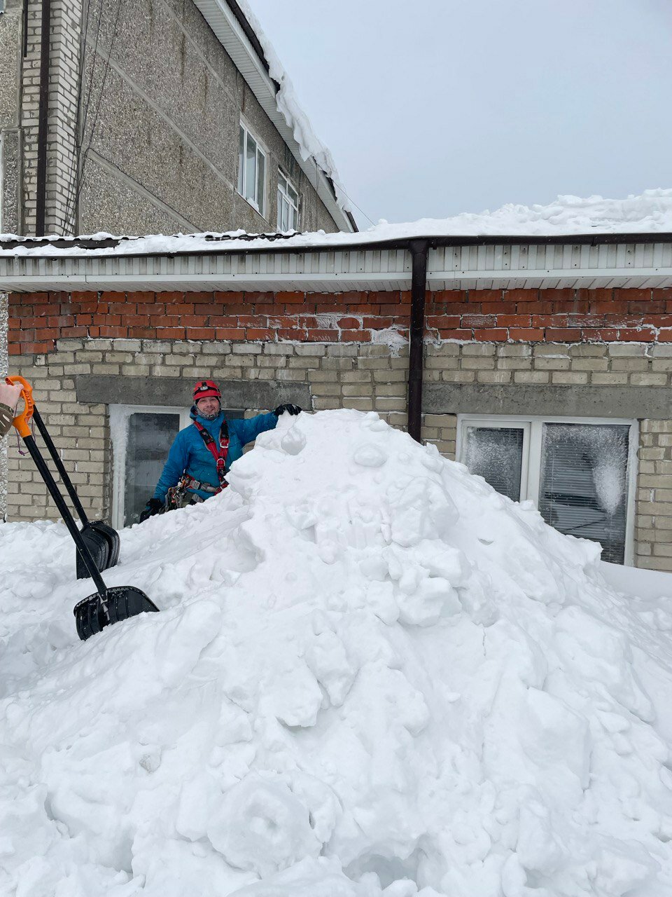 ест снег, снег, снег с крыши, идет снег, уборка снега с крыш