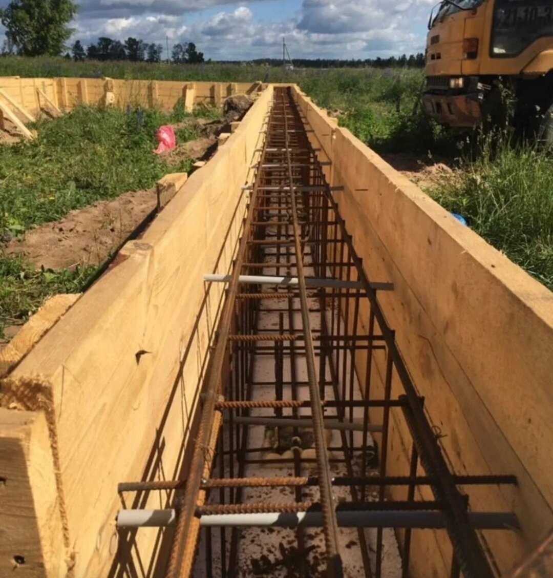 опалубка под фундамент, опалубка для ленточного фундамента, раскрепление опалубки ленточного фундамента, арматура для фундамента дома, опалубка для фундамента