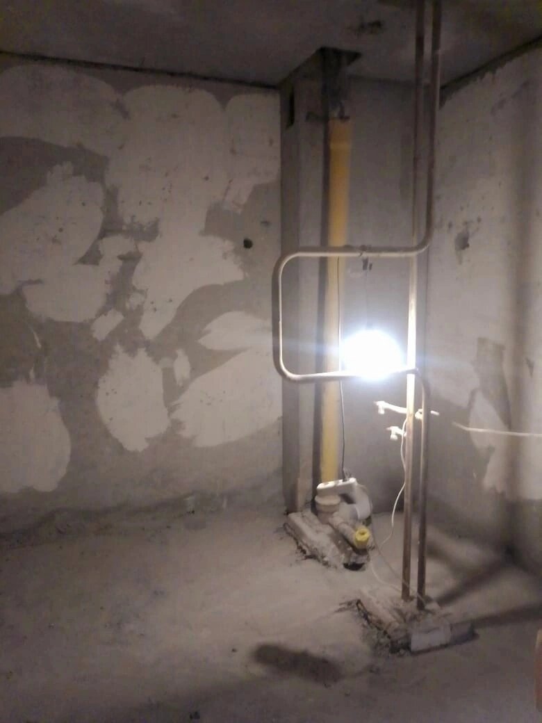 газовая труба в квартире, сантехническая кабина пик, разводка труб, разводка газовых труб, разводка труб в квартире