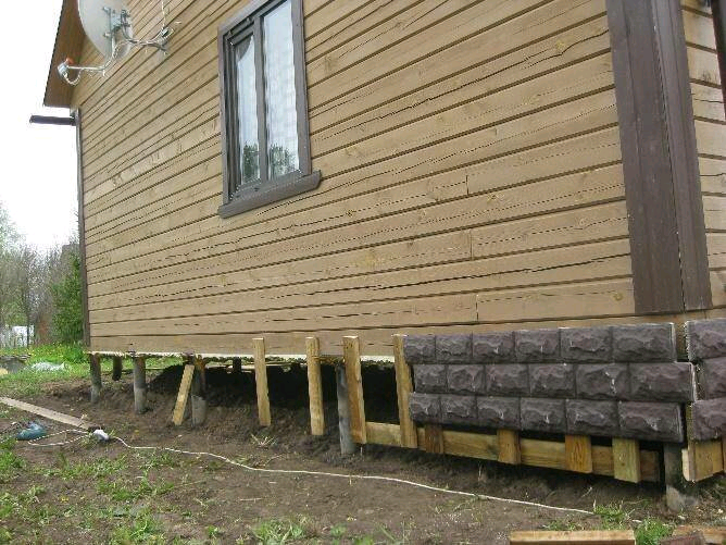 забирка столбчатого фундамента, отделка свайного фундамента, цоколь на свайном фундаменте деревянный дом, облицовка свайного фундамента, отделка цоколя на винтовых сваях