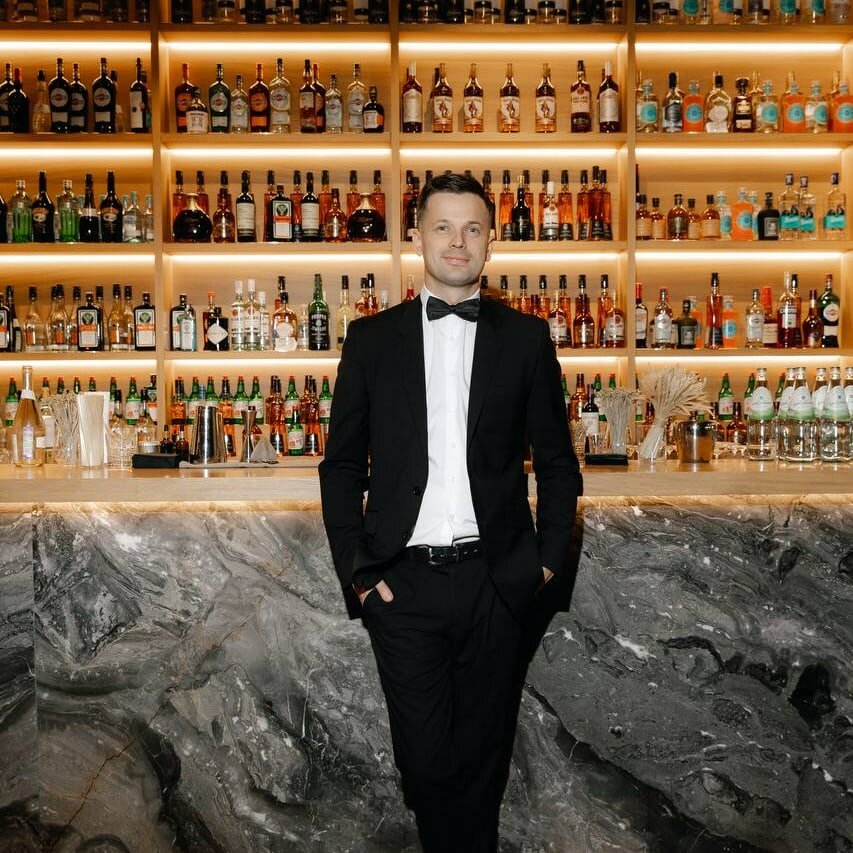 сомелье в ресторане, мужчина, бармен, connaught bar лондон, место бармена