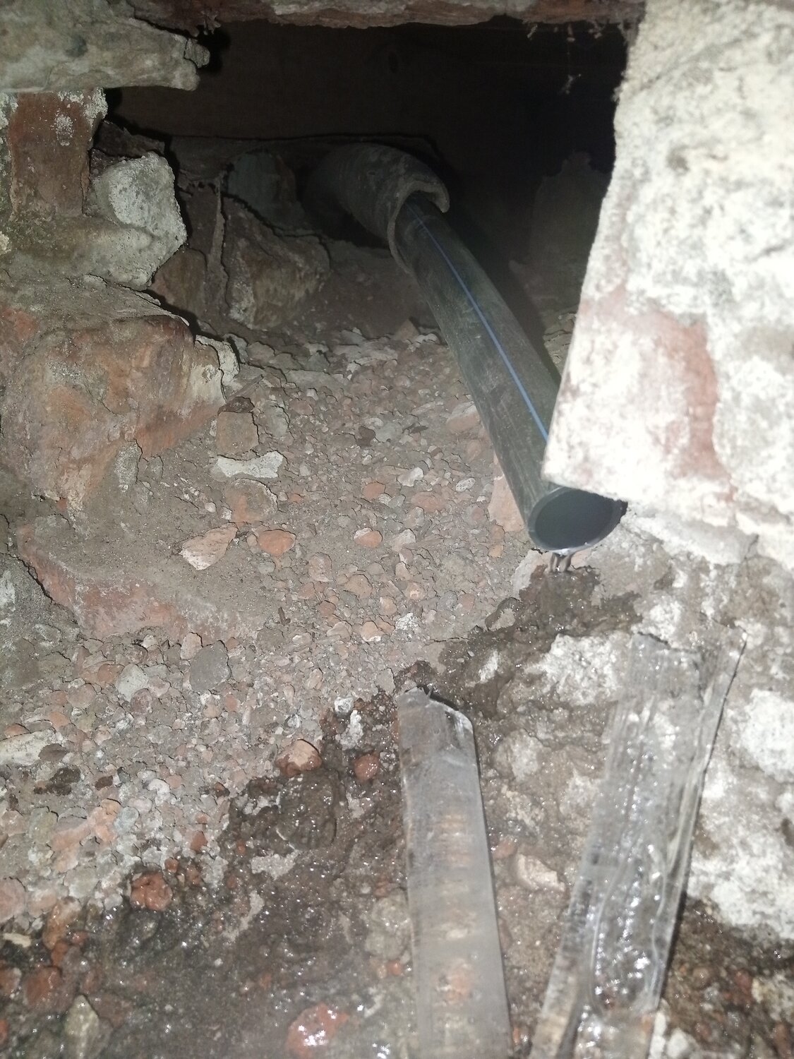 канализационные трубы в подвале, подвал, трубы в подвале, трубы канализации, канализационные трубы