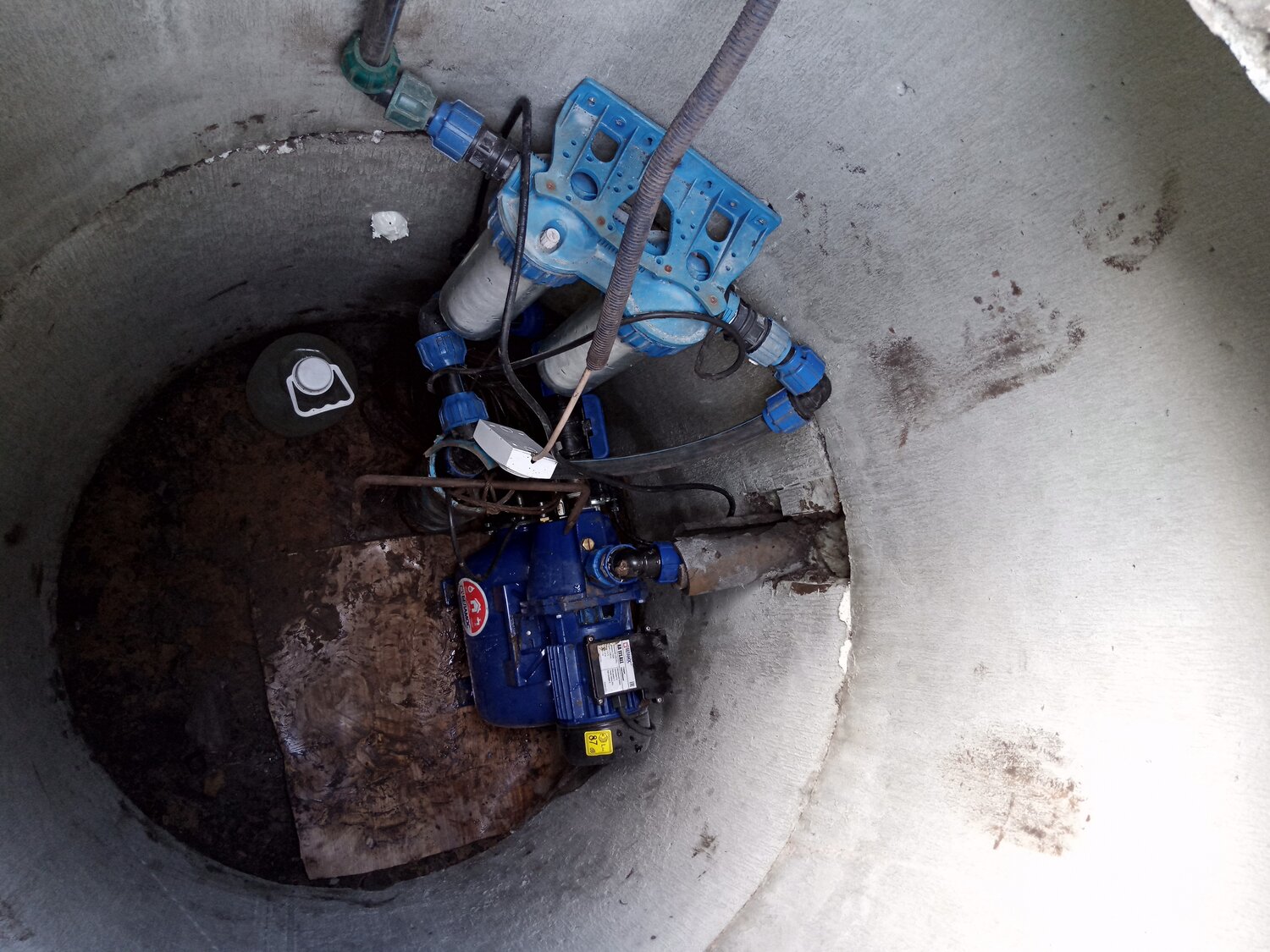 обустройство скважины, скважины, насосная станция для скважины, кессон из бетонных колец для скважины, колодец для скважины