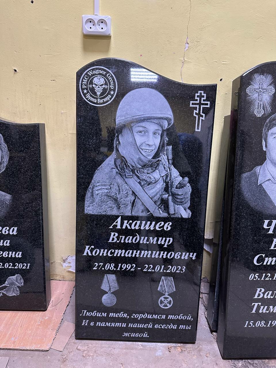 вертикальный памятник, памятник, изготовление памятников, портрет на памятник, гранитный памятник