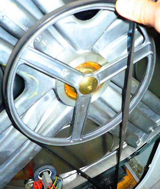 шкив стиральной машины, стиральная машинка соскочила ремень с барабана, привод барабана стиральной машины индезит, стиральная машина, шкив барабана стиральной машинки самсунг