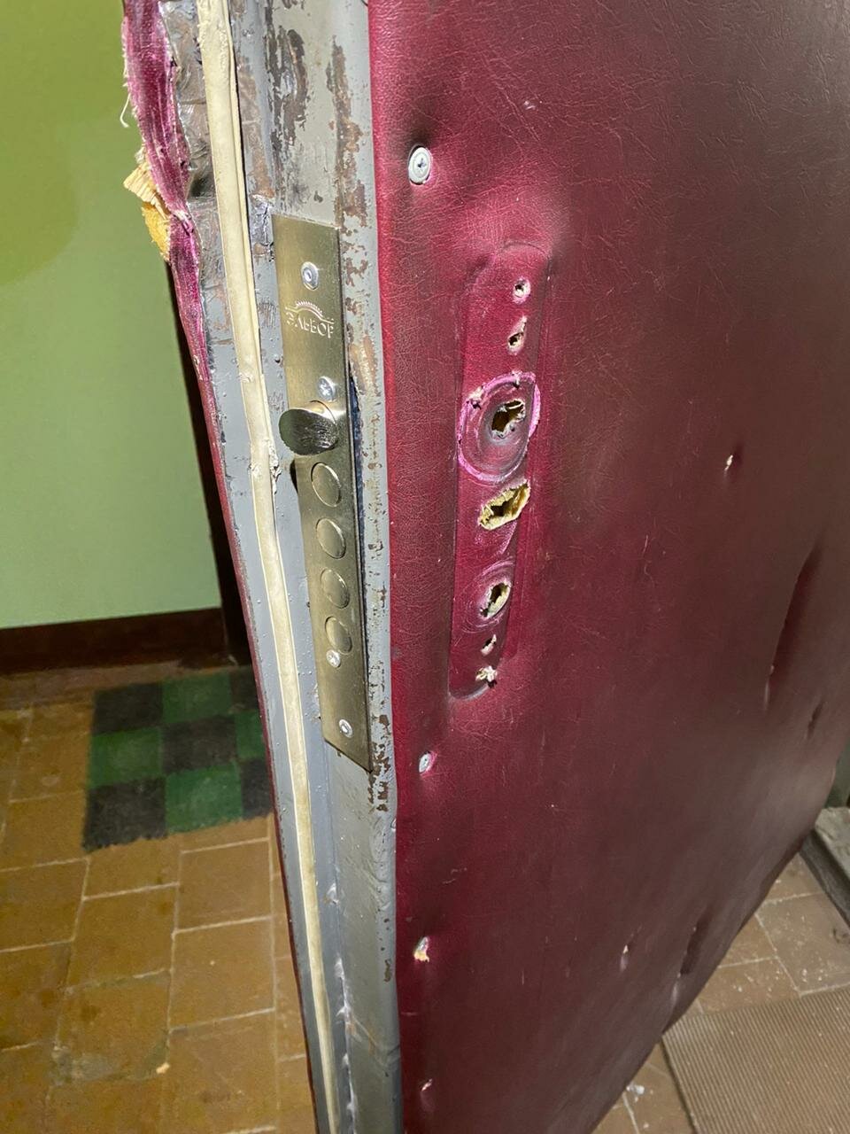 замок шо25 в металлической двери, сломанный замок входной двери, дверной замок, металлическая дверь, замок в металлическую дверь