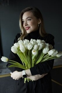 букет белых тюльпанов, девушка с белыми тюльпанами, девушка, букет из тюльпанов, белый тюльпан