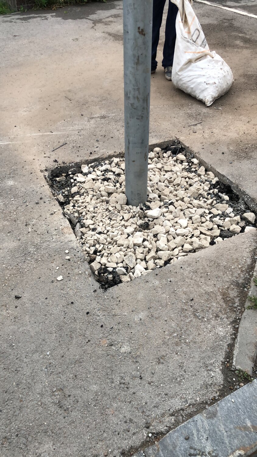 бетонные столбы, столб на улице, тротуар, столбы забора, столб