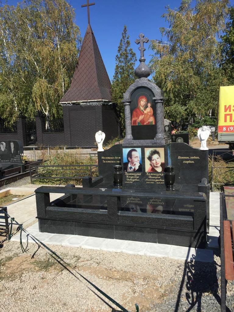 кладбище памятники, красивые гранитные памятники, памятники на могилу, семейный памятник на три могилы, красивые памятники на могилу