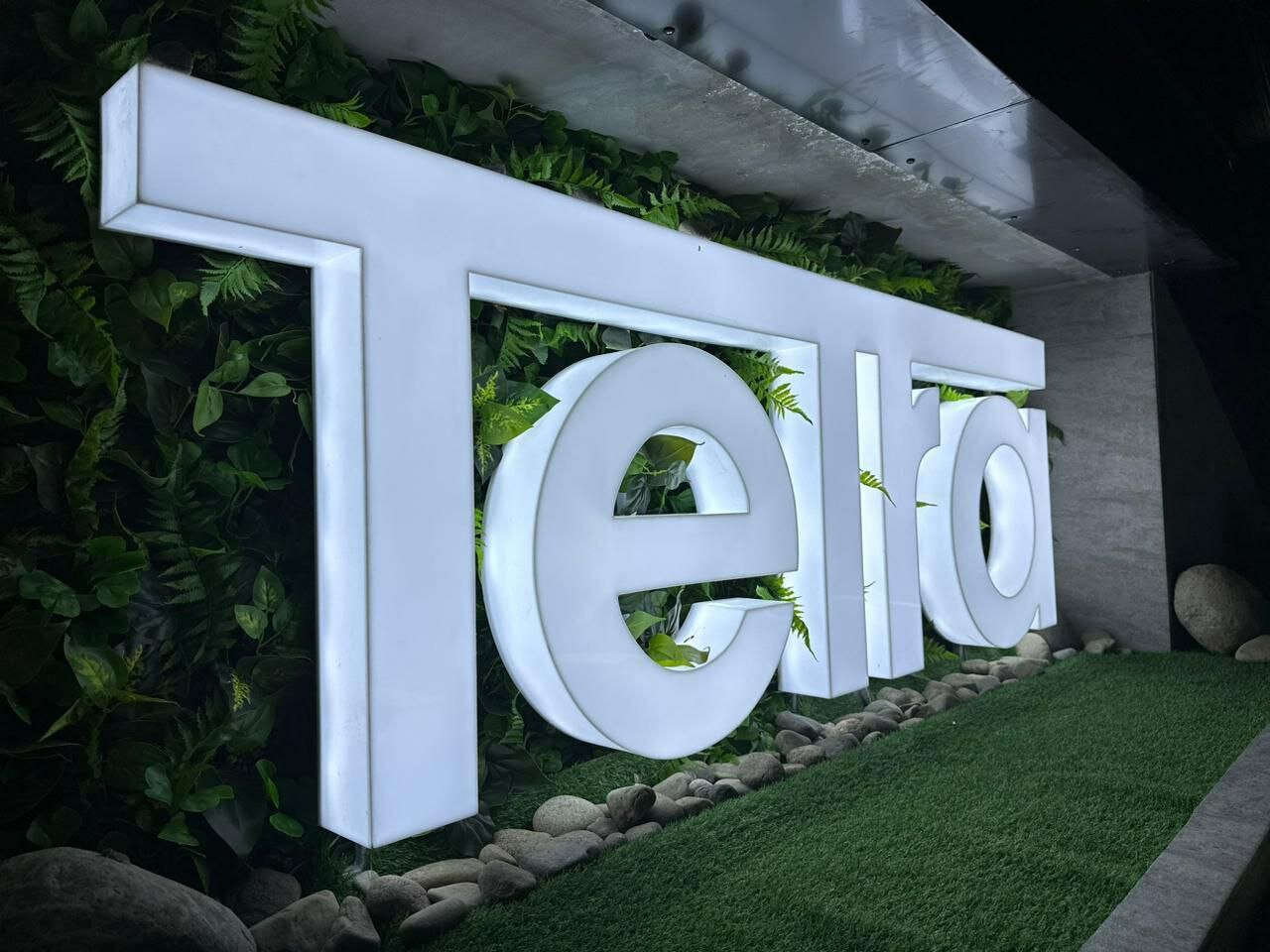 офис teva, наружная реклама дизайн, реклама клуба, объемные буквы, zte логотип