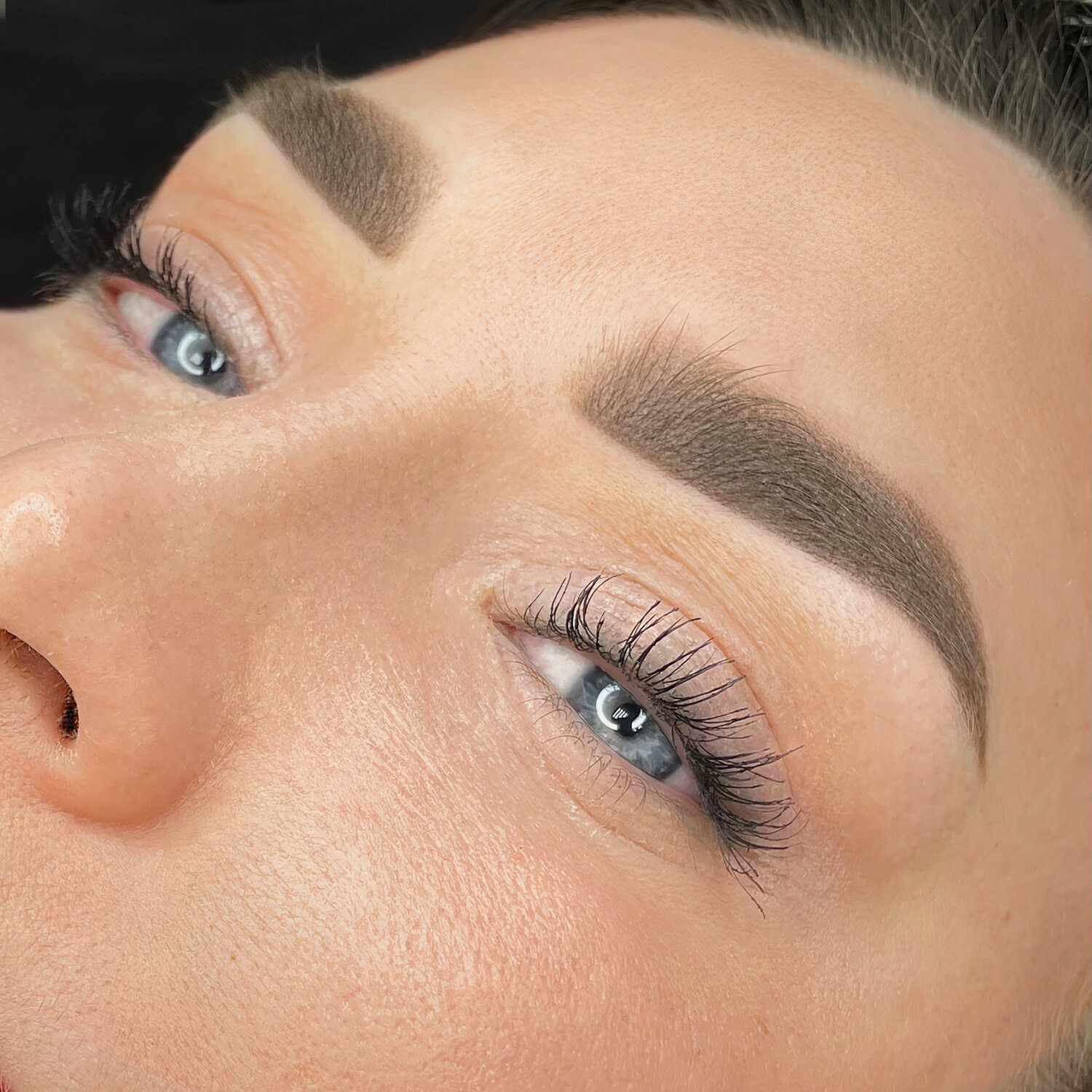 пудровое напыление бровей, микроблейдинг, татуаж брови, брови, волосковая техника татуажа