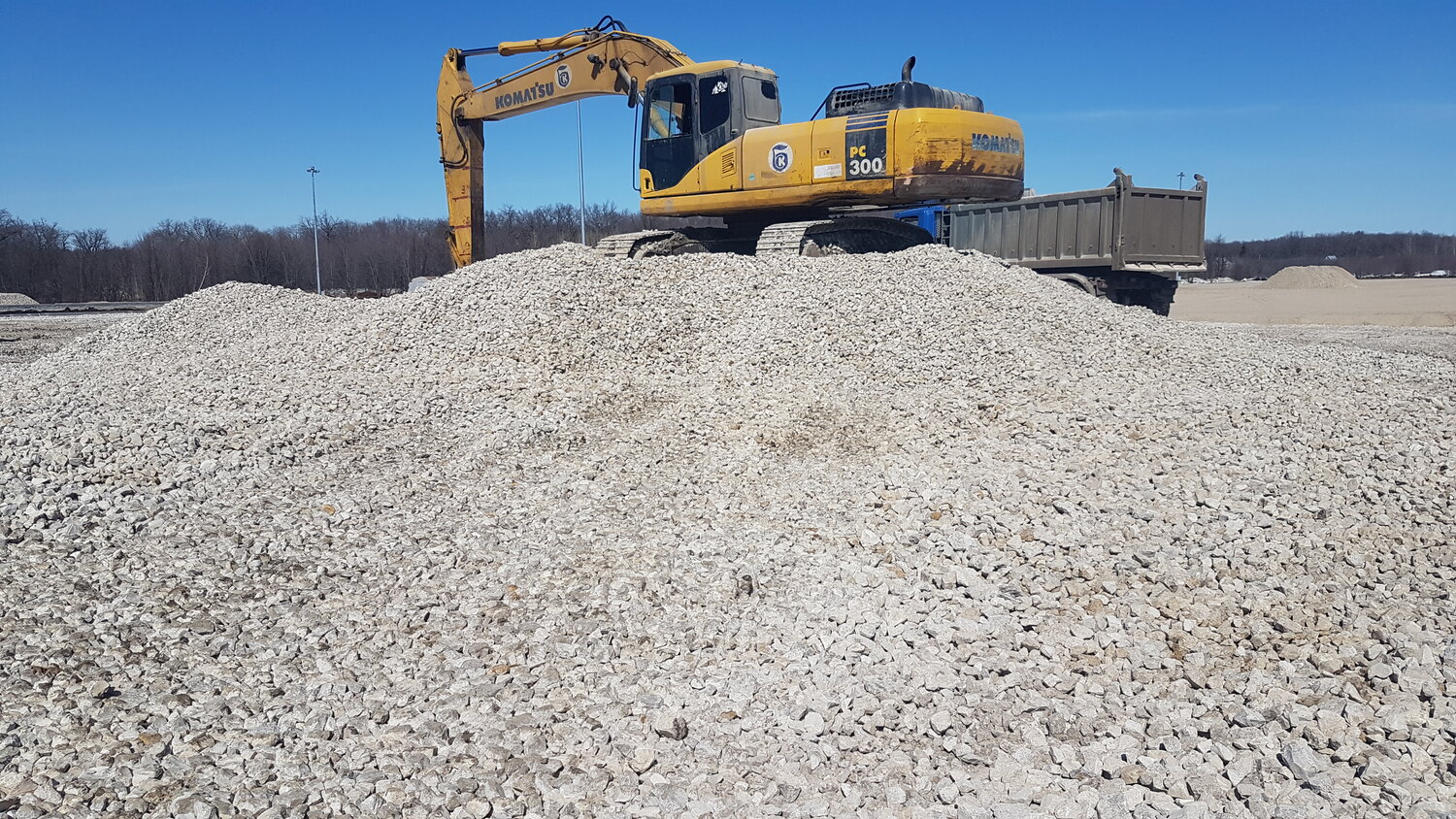 щебень, экскаватор хендай 210 гусеничный, песок щебень, техника, спецтехника экскаватор