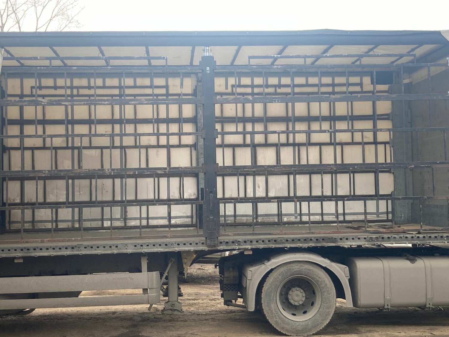 полуприцеп скотовоз, тонар 98262 полуприцеп скотовоз, верхняя погрузка фуры, погрузка фуры, полуприцеп газель