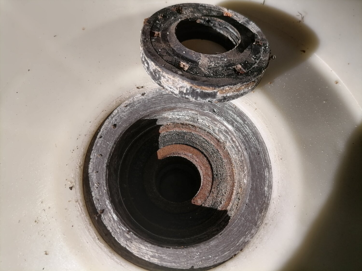 сальник стиральной машины, разобранная стиральная машина, грязь от подшипников стиральной машины, подшипник барабана стиральной машинки, как правильно поставить сальник на стиральную машину