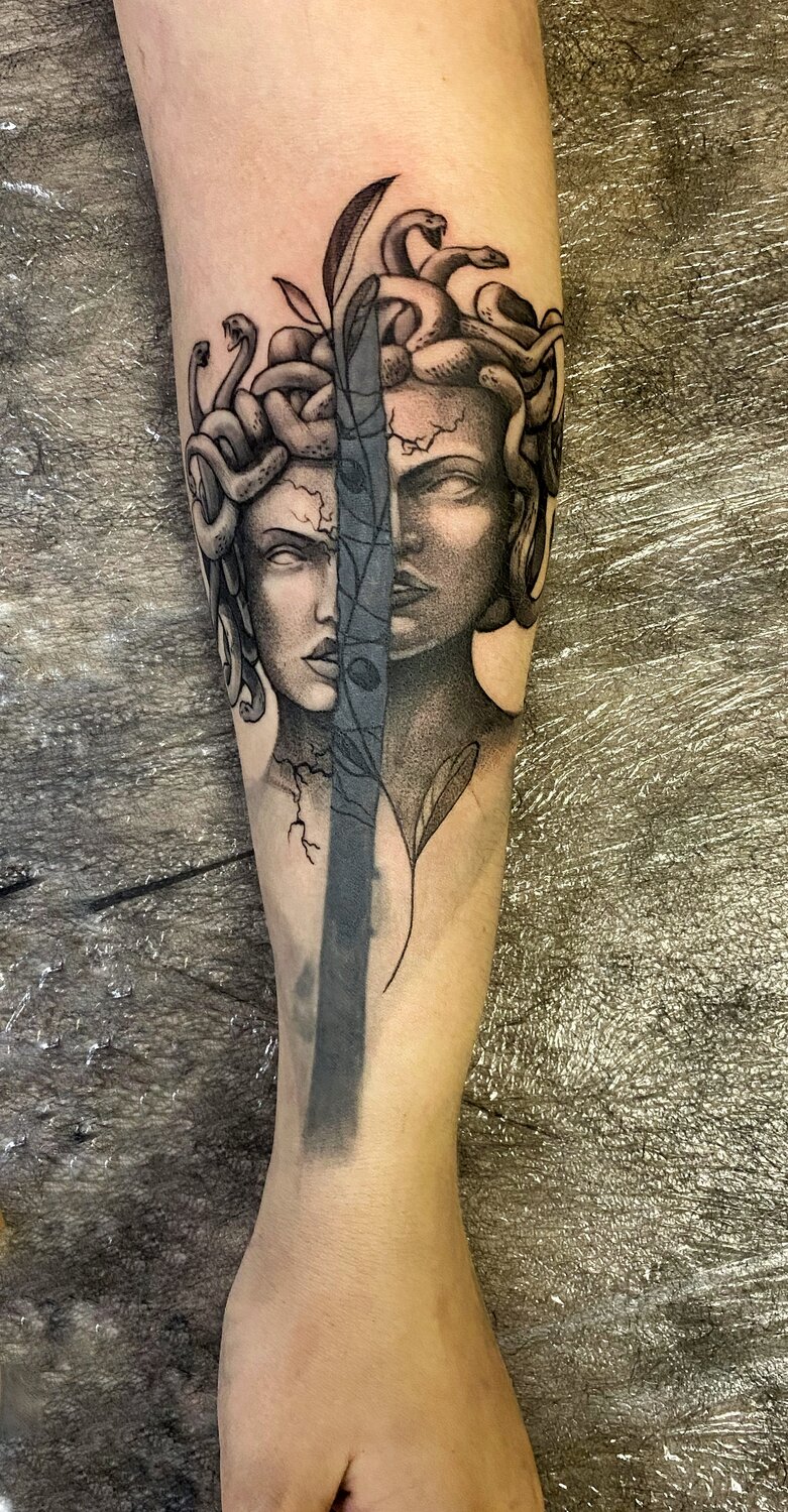 medusa tattoo, тату, тату статуи, татуировка, тату медуза горгона на бедре
