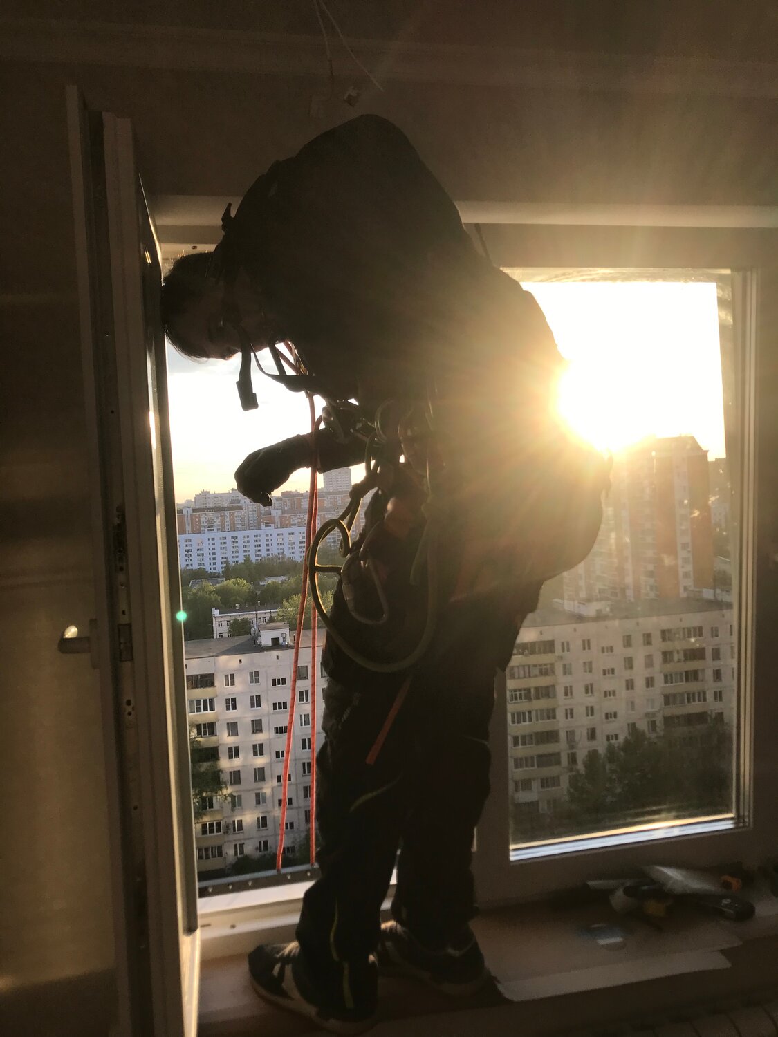 промышленный альпинизм, монтаж, высотные работы, монтаж окон, промышленный альпинист