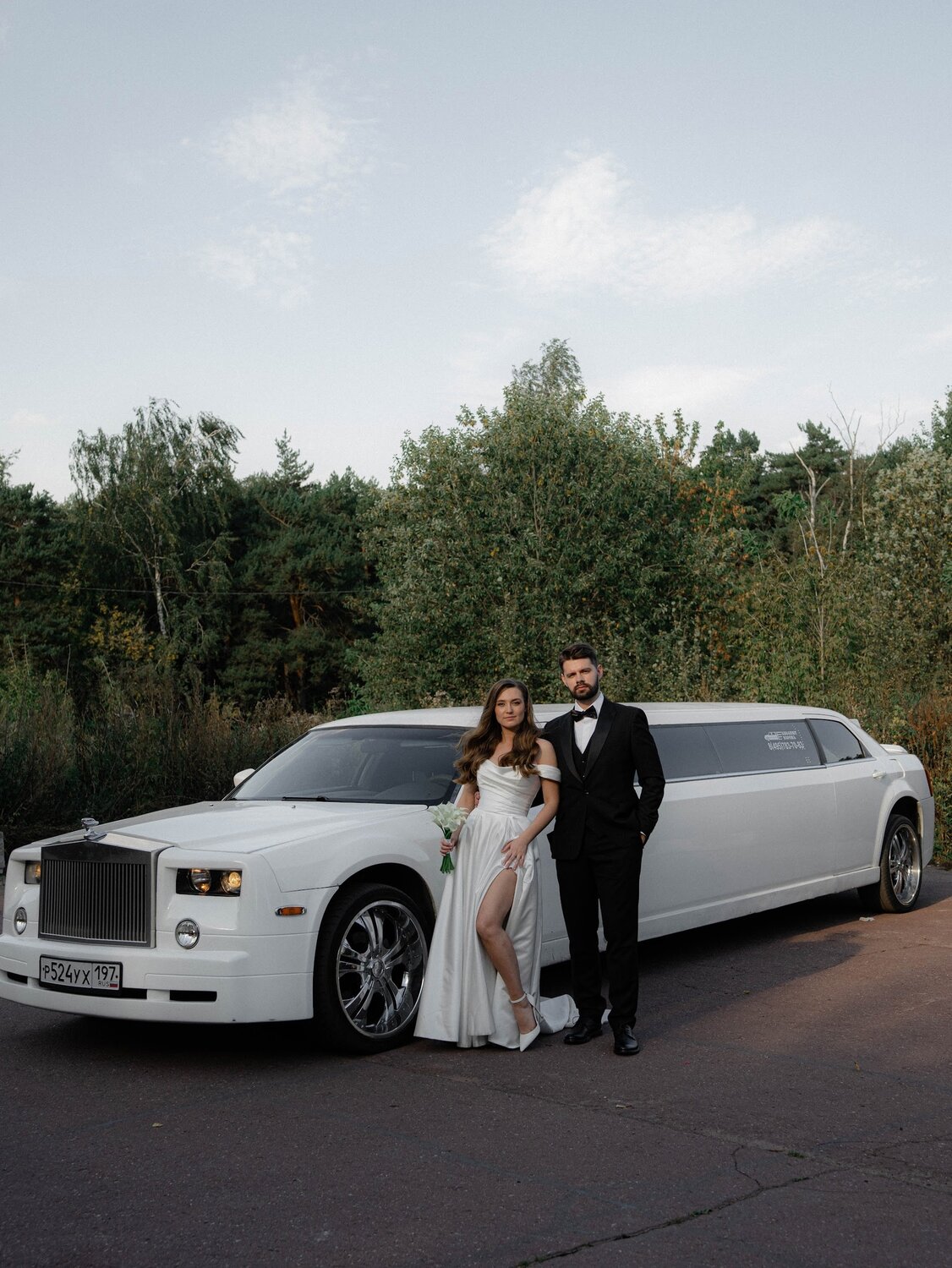 лимузин rolls-royce phantom style, лимузин на свадьбу, лимузин роллс ройс, лимузин chrysler 300c белый цвет, девушка